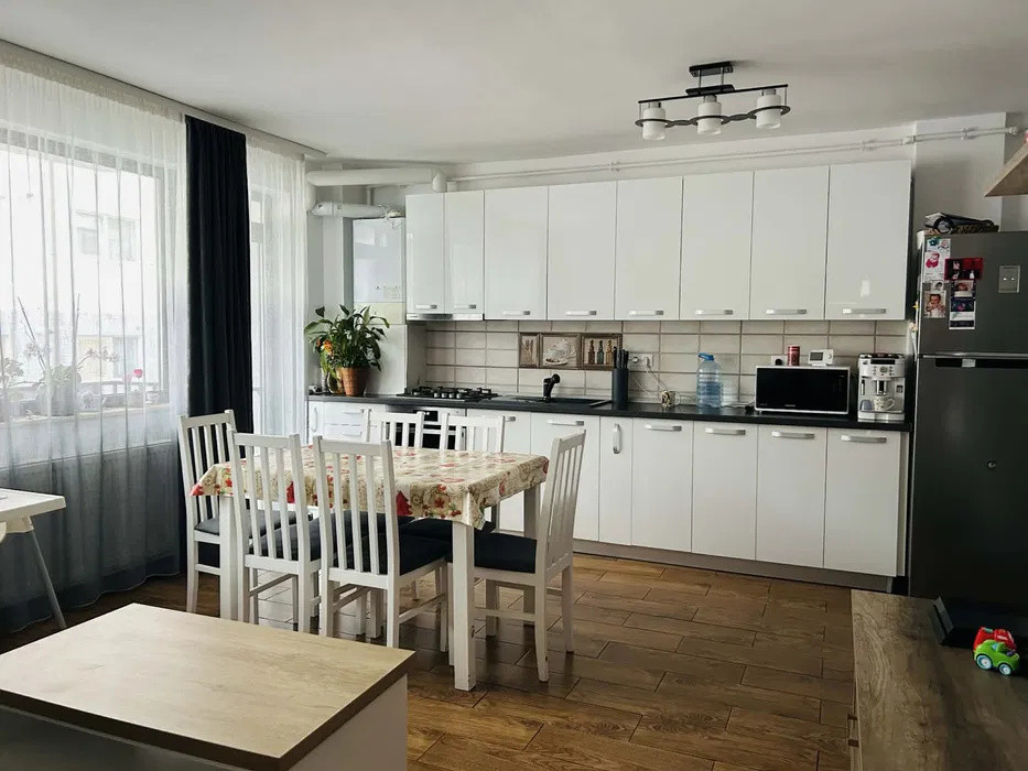 Apartament 3 camere, 2 balcoane, parcare inclusă, str. Stejarului