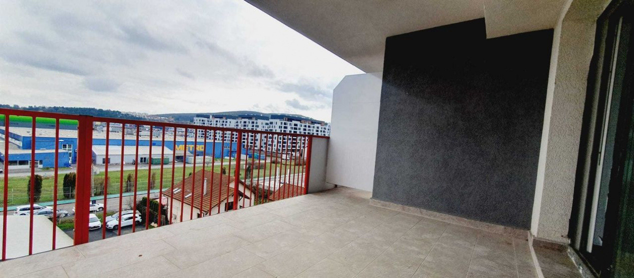 Apartament 3 camere , 2 băi , semifinisat , zona Vivo , parcare subterană .