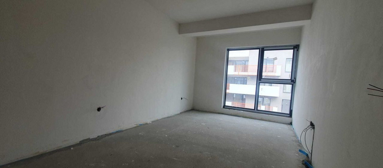 Apartament 3 camere , 2 băi , semifinisat , zona Vivo , parcare subterană .