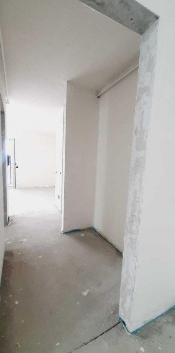 Apartament 3 camere , 2 băi , semifinisat , zona Vivo , parcare subterană .