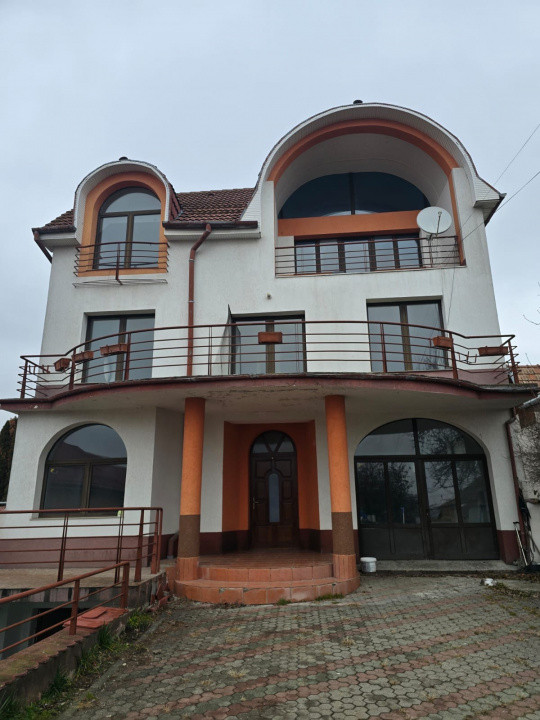 Casă individuală,9 camere,646 mp,teren liber 1.800 mp zona Dâmbul Rotund