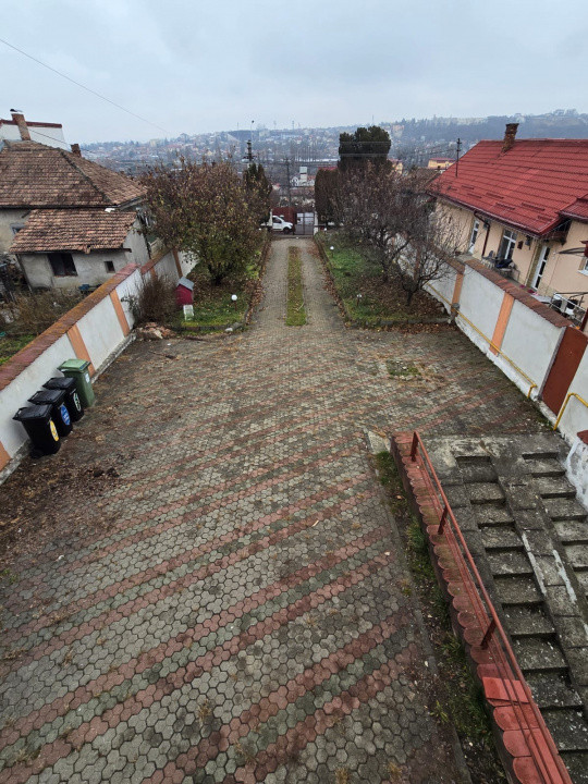 Casă individuală,9 camere,646 mp,teren liber 1.800 mp zona Dâmbul Rotund