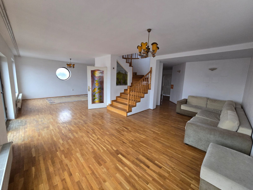 Casă individuală,9 camere,646 mp,teren liber 1.800 mp zona Dâmbul Rotund
