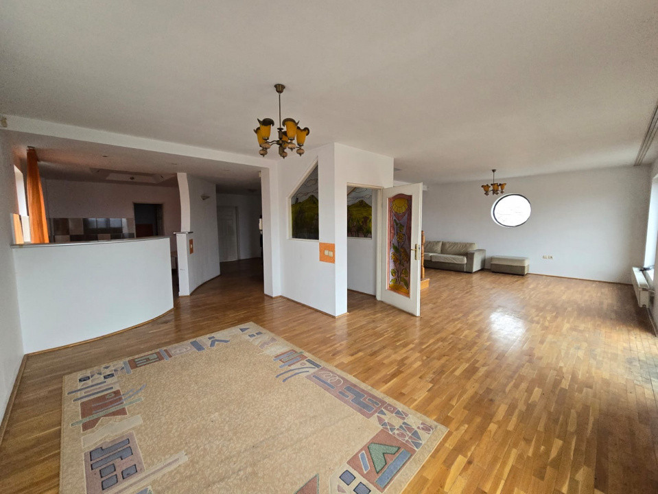 Casă individuală,9 camere,646 mp,teren liber 1.800 mp zona Dâmbul Rotund
