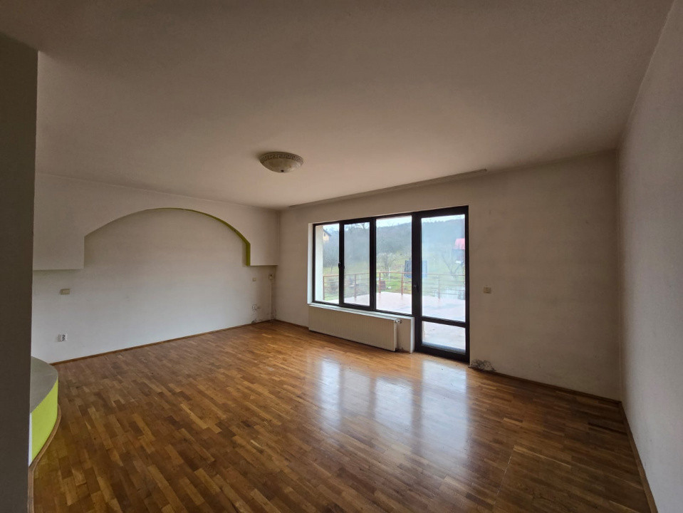 Casă individuală,9 camere,646 mp,teren liber 1.800 mp zona Dâmbul Rotund