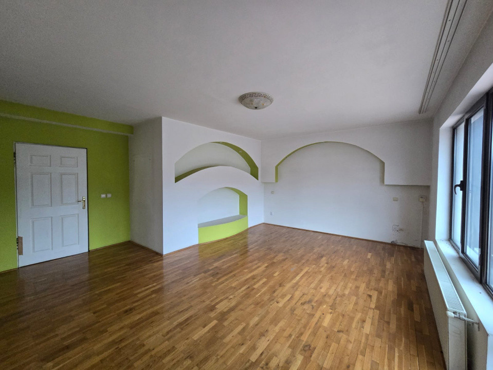 Casă individuală,9 camere,646 mp,teren liber 1.800 mp zona Dâmbul Rotund
