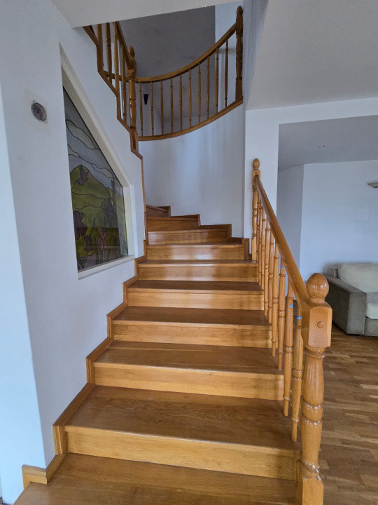 Casă individuală,9 camere,646 mp,teren liber 1.800 mp zona Dâmbul Rotund
