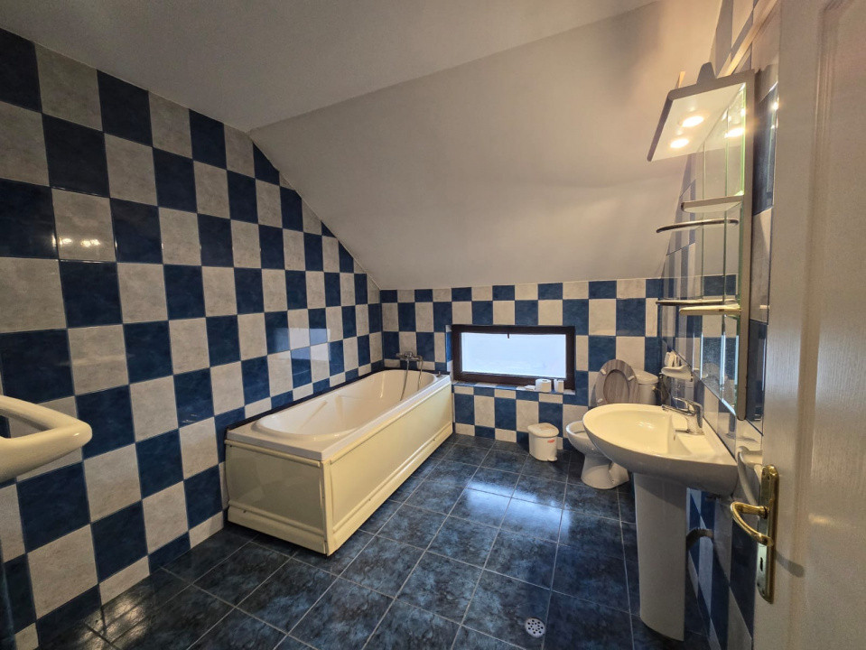 Casă individuală,9 camere,646 mp,teren liber 1.800 mp zona Dâmbul Rotund