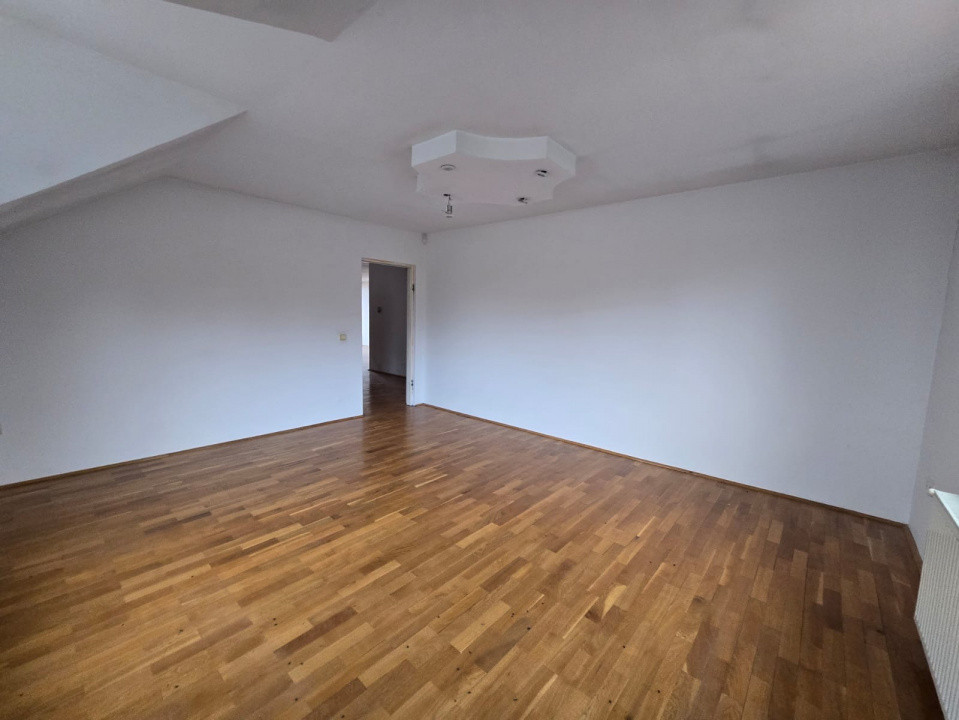 Casă individuală,9 camere,646 mp,teren liber 1.800 mp zona Dâmbul Rotund