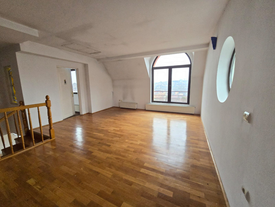 Casă individuală,9 camere,646 mp,teren liber 1.800 mp zona Dâmbul Rotund