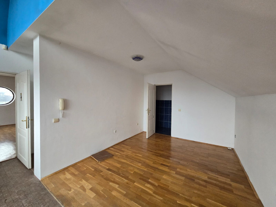 Casă individuală,9 camere,646 mp,teren liber 1.800 mp zona Dâmbul Rotund