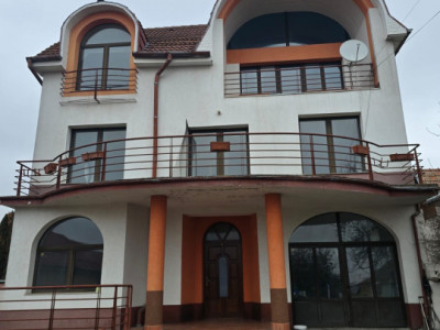 Casă individuală,9 camere,646 mp,teren liber 1.800 mp zona Dâmbul Rotund