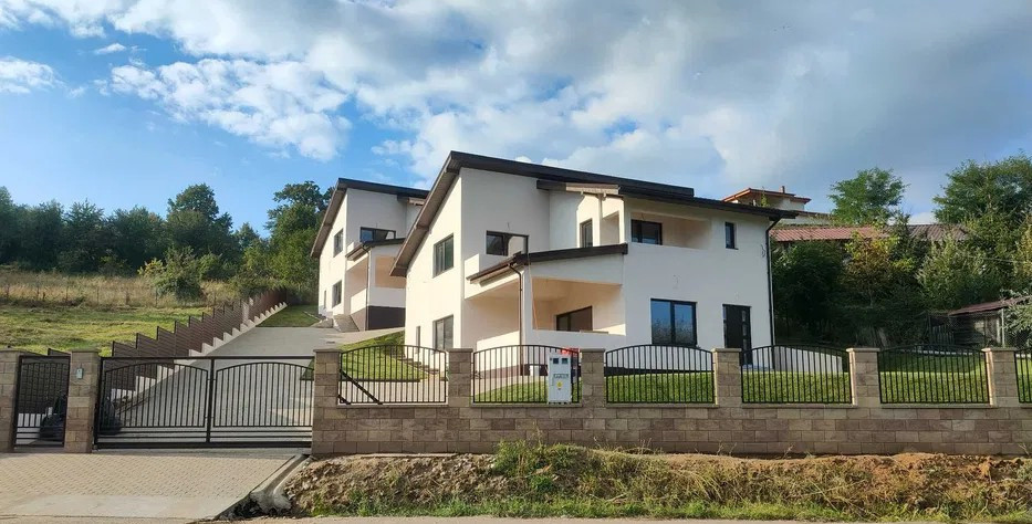 Case individuale , Stolna, in curte privata