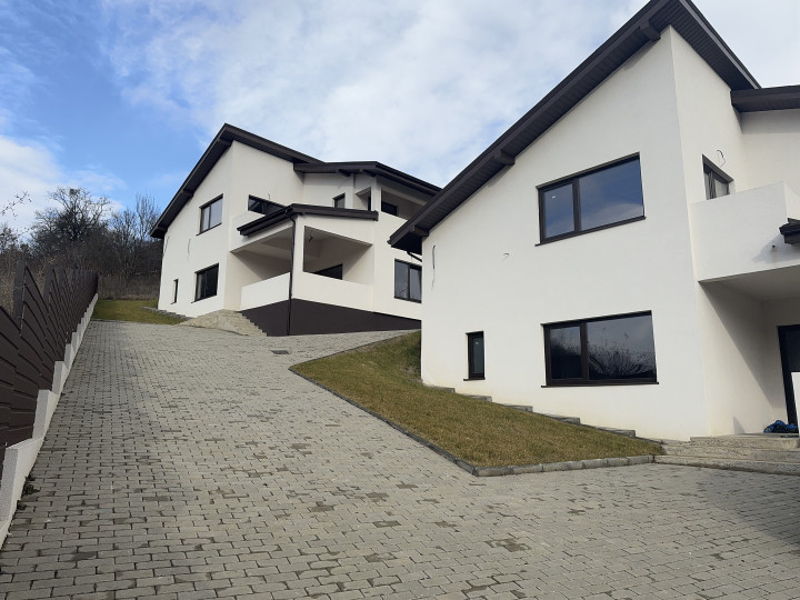 Case individuale , Stolna, in curte privata