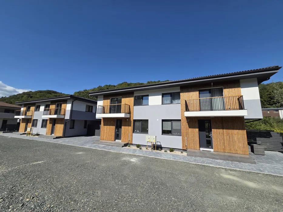 Duplex semifinisat la liziera padurii, 4 camere, 120mp, 240mp teren