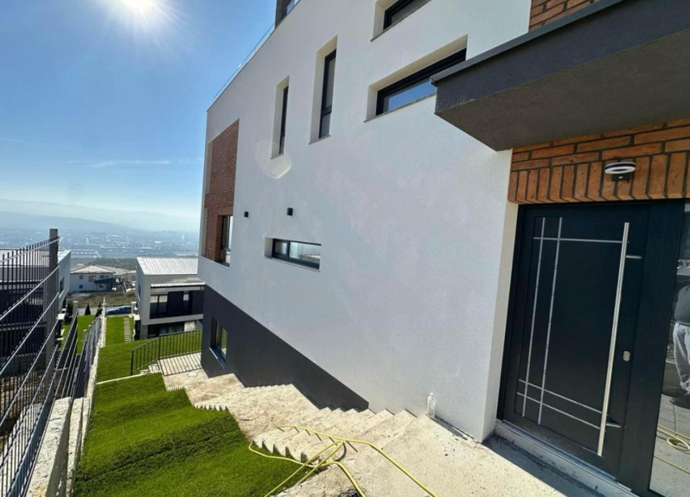 Duplex 193 mp utili , terasa de 65 mp, teren liber 200 mp zona Voronet.