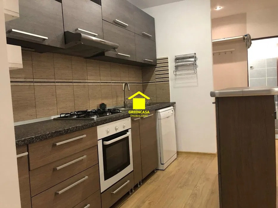 Apartament 3 camere , 50 MP, zona Florilor