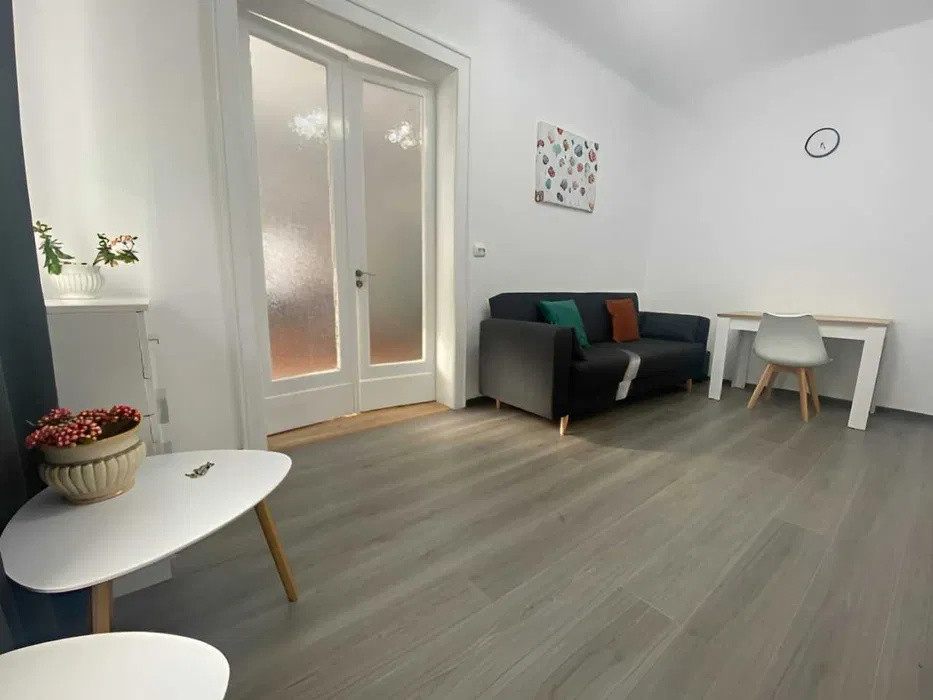 Inchiriez Apartament cu gradina, 2 camere, recent renovat, Pta 1 Mai