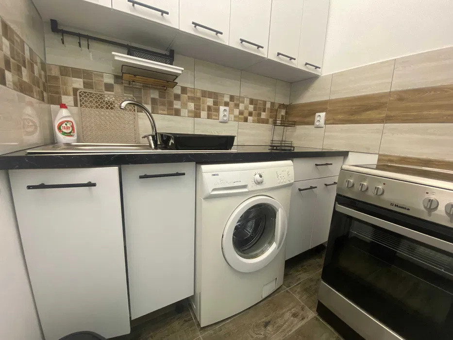 Inchiriez Apartament cu gradina, 2 camere, recent renovat, Pta 1 Mai