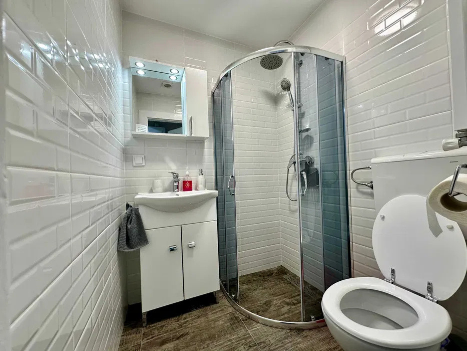 Inchiriez Apartament cu gradina, 2 camere, recent renovat, Pta 1 Mai