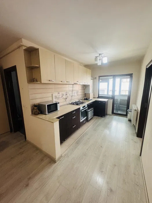 Închiriez apartament 3 camere