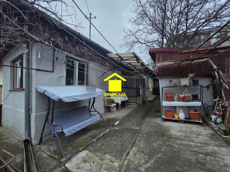 Casa de vanzare cu 2 camere si curte generoasa in zona Gruia