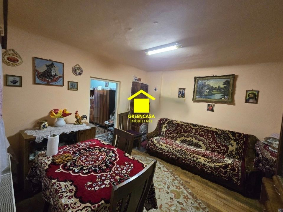 Casa de vanzare cu 2 camere si curte generoasa in zona Gruia