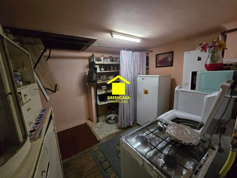 Casa de vanzare cu 2 camere si curte generoasa in zona Gruia