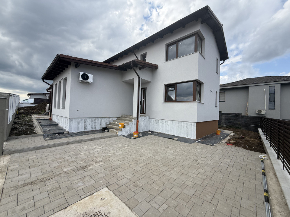 Casă individuală modernă în Dezmir, zonă exclusiv de case noi