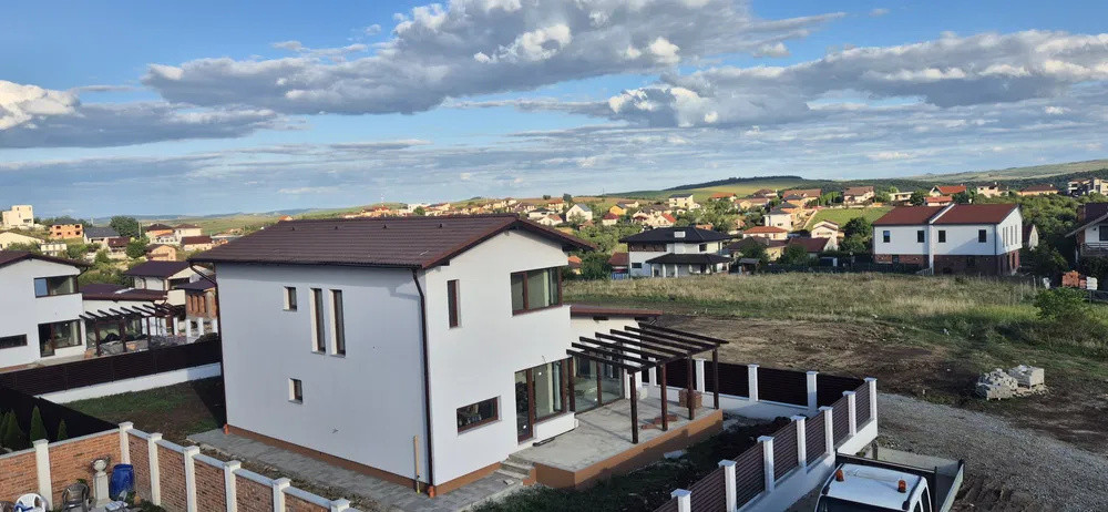 Casă individuală modernă în Dezmir, zonă exclusiv de case noi