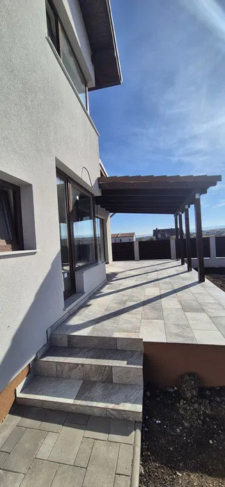 Casă individuală modernă în Dezmir, zonă exclusiv de case noi