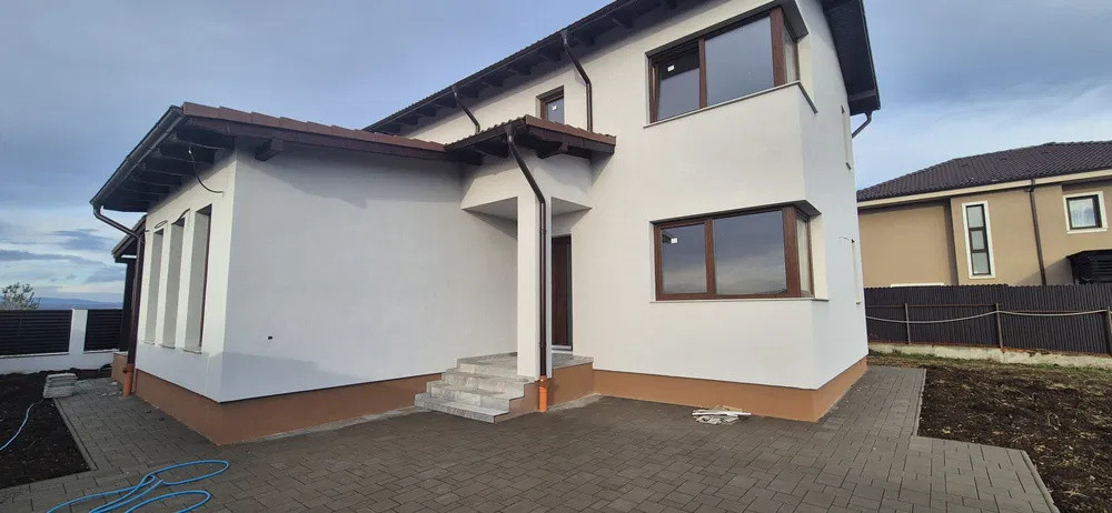 Casă individuală modernă în Dezmir, zonă exclusiv de case noi