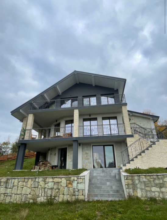 Proprietate speciala cu panorama superba, 220 mp utili, 1760 mp teren, Feleacu