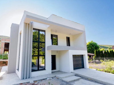 Casă modernă în zona Roata Făget – liniște și confort aproape de natură