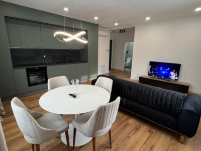 Inchiriez apartament 2 camere + doua locuri parcare, ultracentral, nou